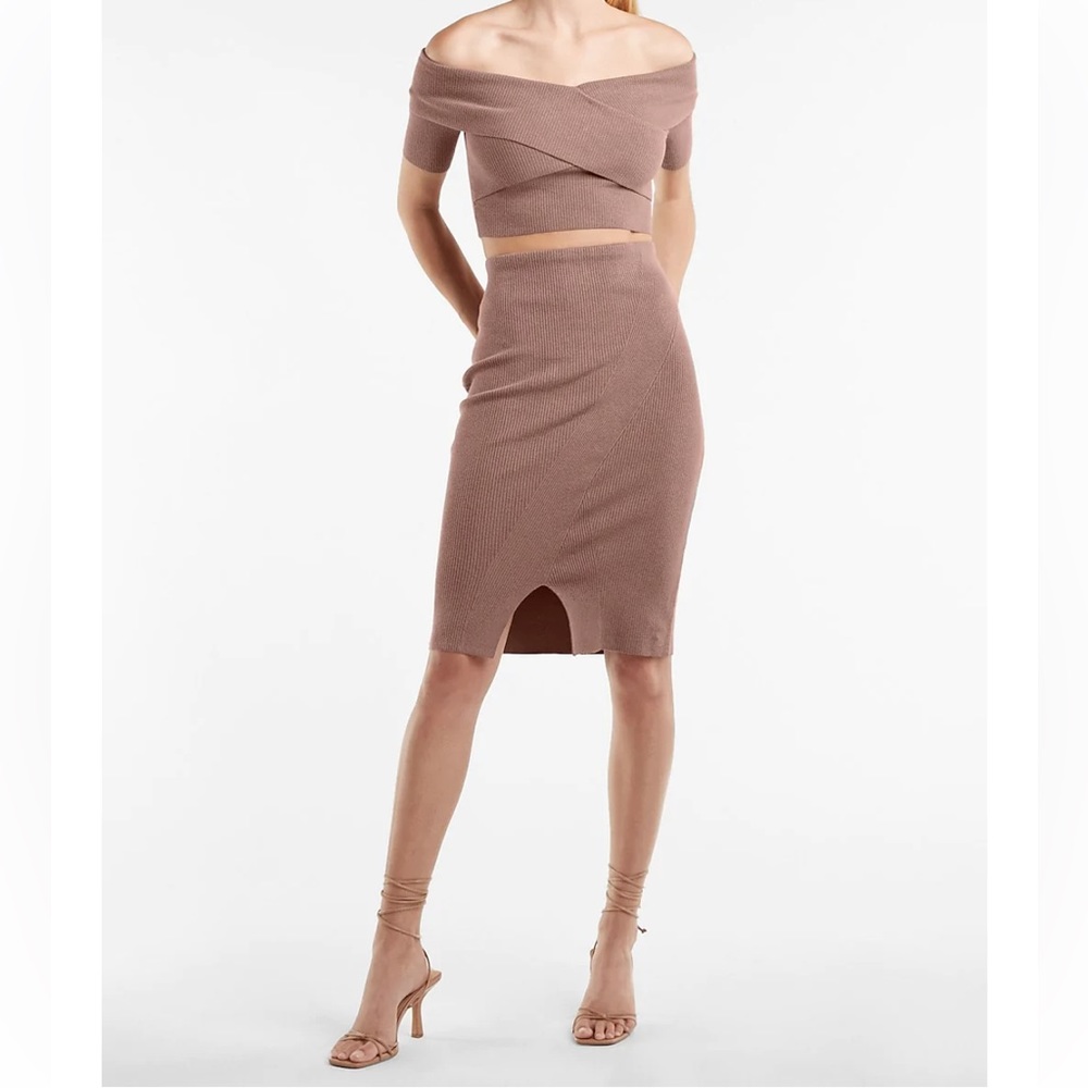 Express HIGH WAISTED RIBBED SLIT FRONT MIDI
SWEATER PENCIL SKIRT IN DEEP TAUPE